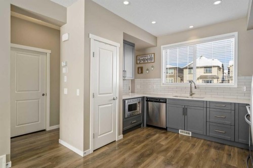 15 Masters Square Se, Calgary, AB - Indoor Photo Showing Kitchen