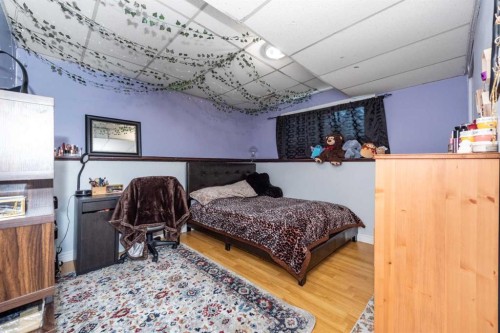 100 Whitehaven Road Ne, Calgary, AB - Indoor Photo Showing Bedroom