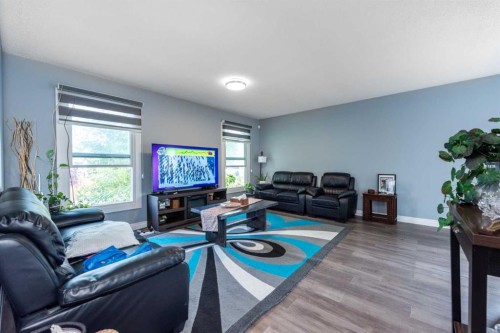100 Whitehaven Road Ne, Calgary, AB - Indoor Photo Showing Living Room