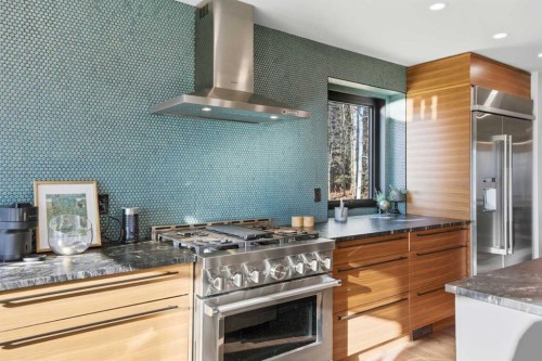 38 Sunrise Way, Priddis Greens, AB - Indoor Photo Showing Kitchen