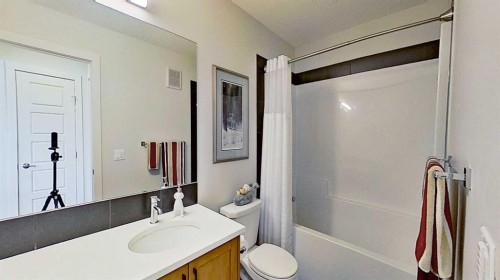 163 Sundown Crescent, Cochrane, AB - Indoor Photo Showing Bathroom