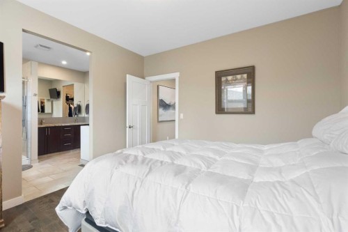 435 Arlington Drive Se, Calgary, AB - Indoor Photo Showing Bedroom