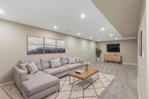 435 Arlington Drive Se, Calgary, AB - Indoor Photo Showing Living Room