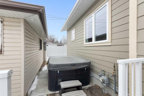 435 Arlington Drive Se, Calgary, AB - Outdoor With Exterior