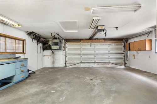 435 Arlington Drive Se, Calgary, AB - Indoor Photo Showing Garage