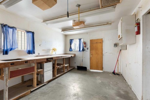 435 Arlington Drive Se, Calgary, AB - Indoor Photo Showing Garage