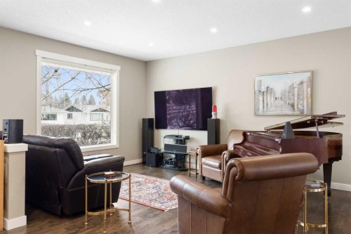 435 Arlington Drive Se, Calgary, AB - Indoor Photo Showing Living Room