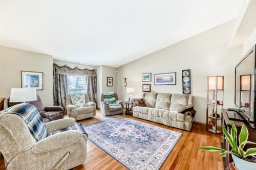 126 Strathmore Lakes Bend, Strathmore, AB - Indoor Photo Showing Living Room