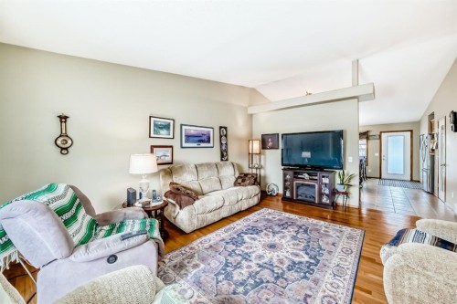 126 Strathmore Lakes Bend, Strathmore, AB - Indoor Photo Showing Living Room