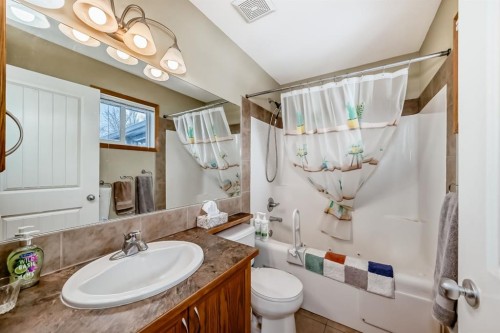 126 Strathmore Lakes Bend, Strathmore, AB - Indoor Photo Showing Bathroom