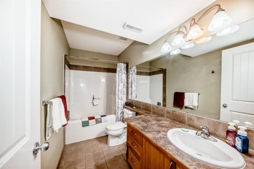 126 Strathmore Lakes Bend, Strathmore, AB - Indoor Photo Showing Bathroom