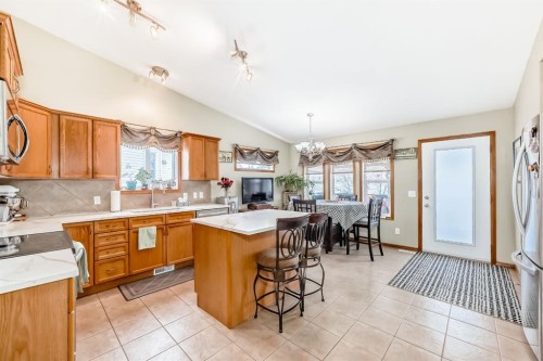 126 Strathmore Lakes Bend, Strathmore, AB - Indoor Photo Showing Kitchen
