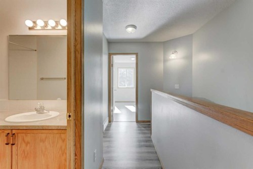 32-204 Strathaven Drive, Strathmore, AB - Indoor Photo Showing Bathroom