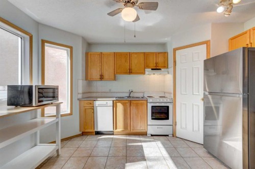 32-204 Strathaven Drive, Strathmore, AB - Indoor Photo Showing Kitchen With Double Sink