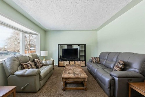 2526 Sable Drive, Calgary, AB - Indoor Photo Showing Living Room