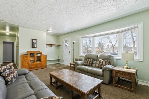 2526 Sable Drive, Calgary, AB - Indoor Photo Showing Living Room