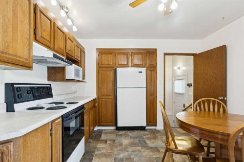 2526 Sable Drive, Calgary, AB - Indoor Photo Showing Kitchen
