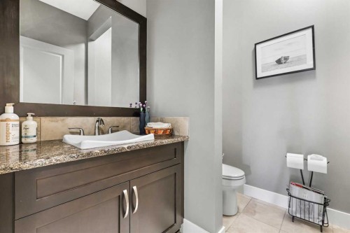 22 Wendham Place Sw, Calgary, AB - Indoor Photo Showing Bathroom