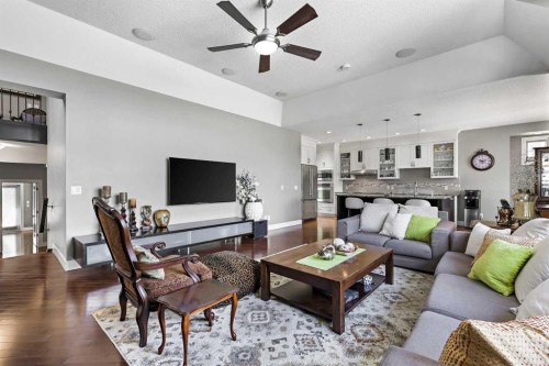 22 Wendham Place Sw, Calgary, AB - Indoor Photo Showing Living Room