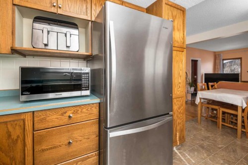 232 Millbank Drive Sw, Calgary, AB - Indoor Photo Showing Kitchen