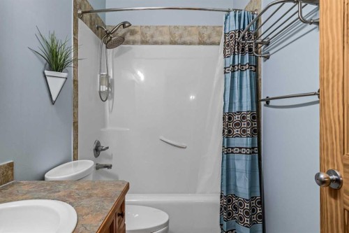 4-36 Windridge Road, Exshaw, AB - Indoor Photo Showing Bathroom