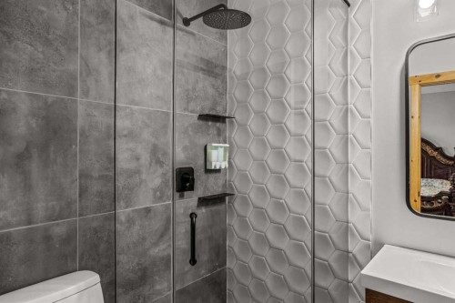 4-36 Windridge Road, Exshaw, AB - Indoor Photo Showing Bathroom