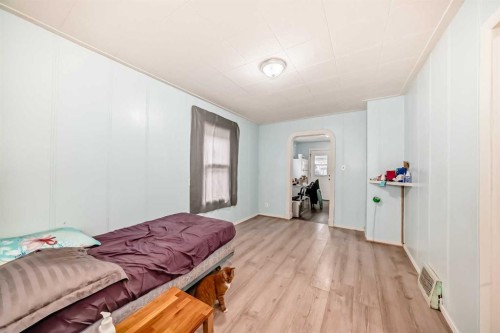 6437 19 Street Se, Calgary, AB - Indoor Photo Showing Bedroom