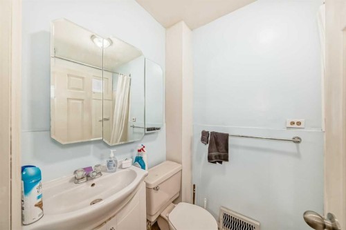 6437 19 Street Se, Calgary, AB - Indoor Photo Showing Bathroom