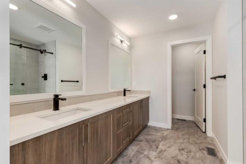 2516 21 Avenue Sw, Calgary, AB - Indoor Photo Showing Bathroom