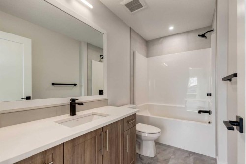 2516 21 Avenue Sw, Calgary, AB - Indoor Photo Showing Bathroom