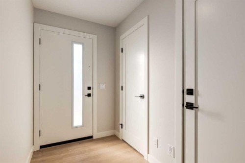 2516 21 Avenue Sw, Calgary, AB - Indoor Photo Showing Other Room