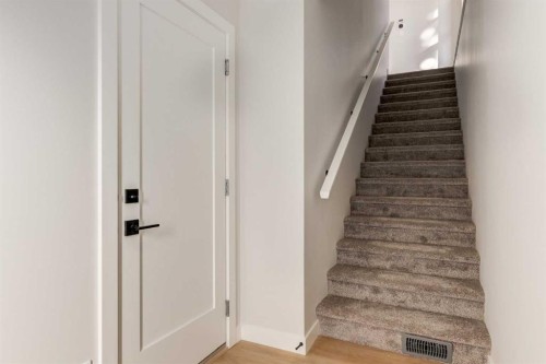 2516 21 Avenue Sw, Calgary, AB - Indoor Photo Showing Other Room