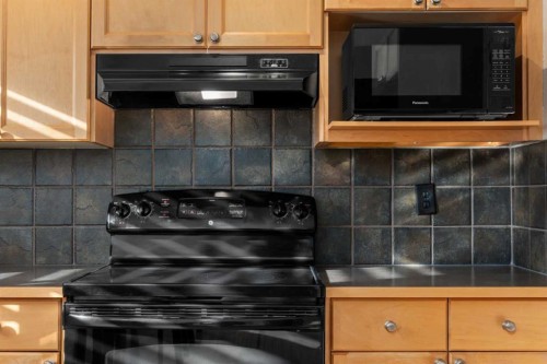 47 Eversyde Heath Sw, Calgary, AB - Indoor Photo Showing Kitchen