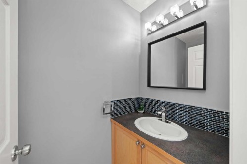 47 Eversyde Heath Sw, Calgary, AB - Indoor Photo Showing Bathroom