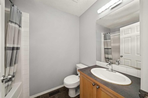 47 Eversyde Heath Sw, Calgary, AB - Indoor Photo Showing Bathroom