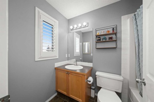 47 Eversyde Heath Sw, Calgary, AB - Indoor Photo Showing Bathroom