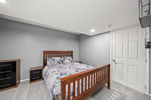 47 Eversyde Heath Sw, Calgary, AB - Indoor Photo Showing Bedroom