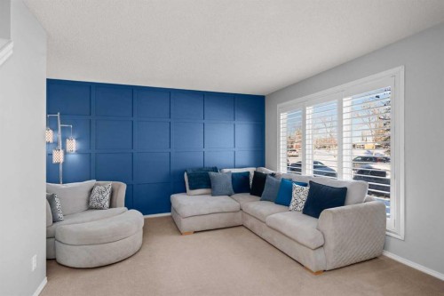 47 Eversyde Heath Sw, Calgary, AB - Indoor Photo Showing Living Room