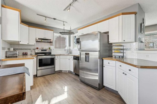 30 Martha'S Haven Manor Ne, Calgary, AB - Indoor Photo Showing Kitchen With Stainless Steel Kitchen