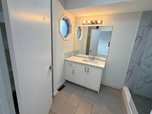 651 Macewan Drive Nw, Calgary, AB - Indoor Photo Showing Bathroom