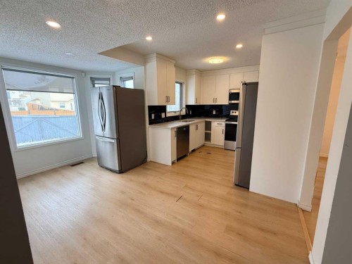 651 Macewan Drive Nw, Calgary, AB - Indoor Photo Showing Kitchen