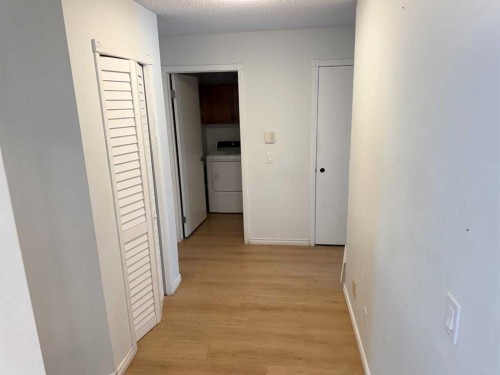 651 Macewan Drive Nw, Calgary, AB - Indoor Photo Showing Other Room