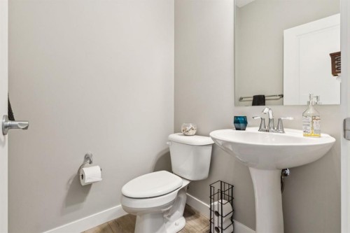 415 Rivercrest Boulevard, Cochrane, AB - Indoor Photo Showing Bathroom