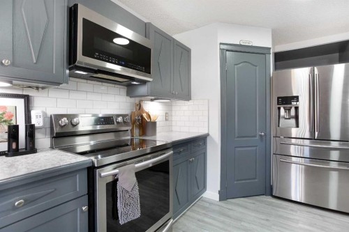8 Thorndale Close Se, Airdrie, AB - Indoor Photo Showing Kitchen