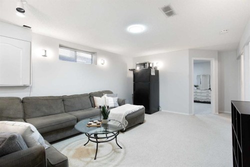 8 Thorndale Close Se, Airdrie, AB - Indoor Photo Showing Living Room