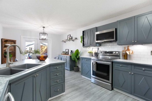 8 Thorndale Close Se, Airdrie, AB - Indoor Photo Showing Kitchen With Double Sink