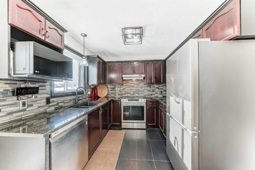80 Hidden Point Nw, Calgary, AB - Indoor Photo Showing Kitchen With Double Sink With Upgraded Kitchen