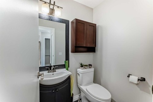 80 Hidden Point Nw, Calgary, AB - Indoor Photo Showing Bathroom