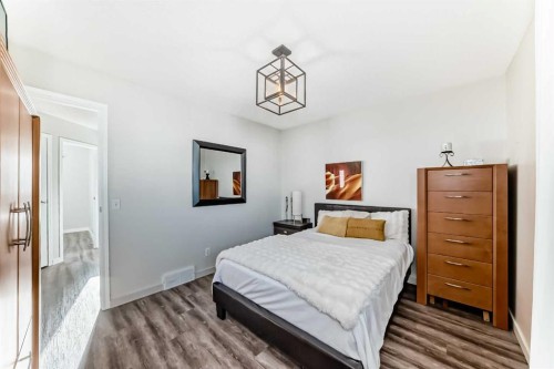 80 Hidden Point Nw, Calgary, AB - Indoor Photo Showing Bedroom