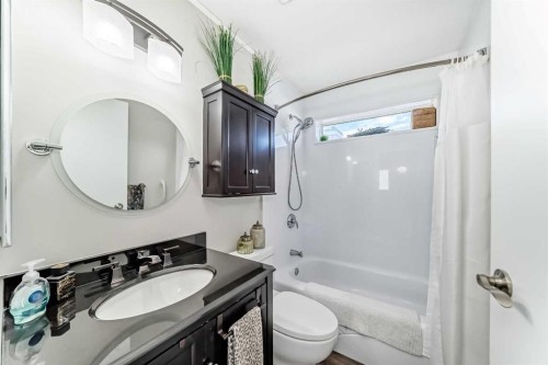 80 Hidden Point Nw, Calgary, AB - Indoor Photo Showing Bathroom
